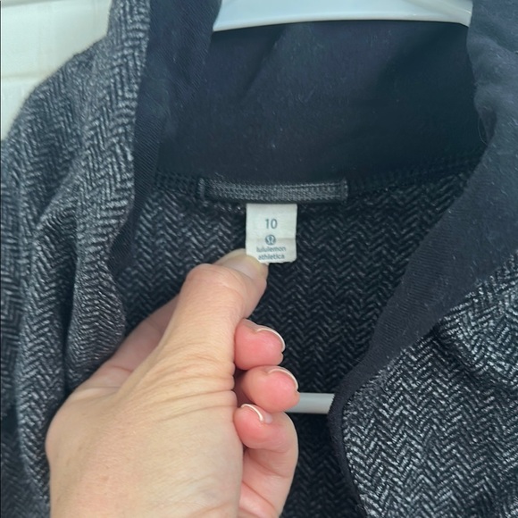 Lululemon Women's workout jacket size 10 - Picture 2 of 5